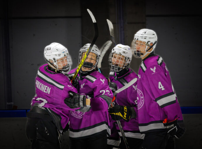 VRUA U18 jääkiekko joukkueen pelaajat juhlivat tekemäänsä maalia