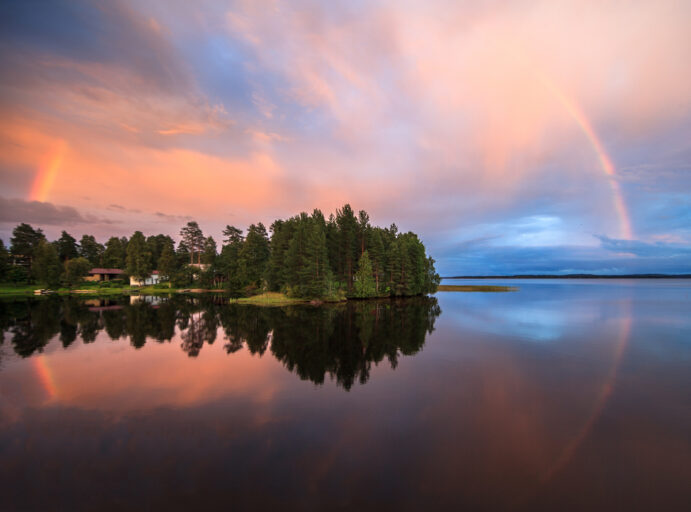 sateenkaari veden yllä