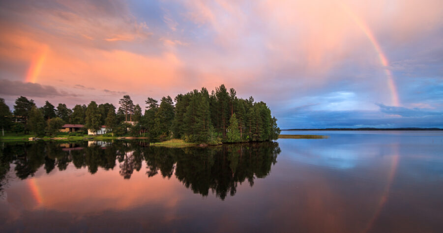 sateenkaari veden yllä