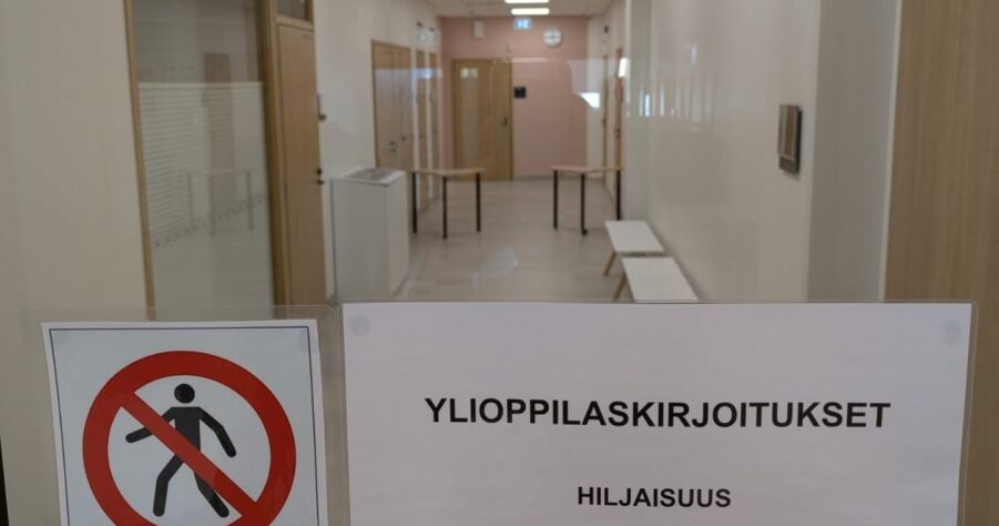 YO-kokiden lappua käytävällä