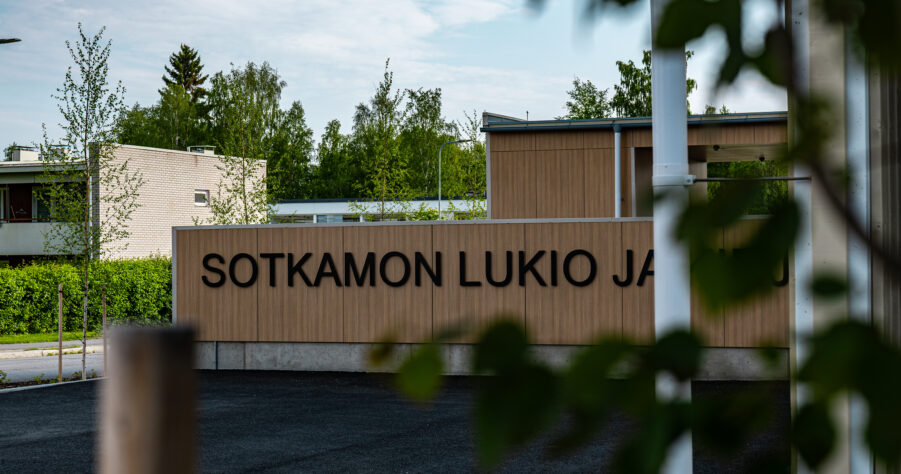 lukion julkisivu